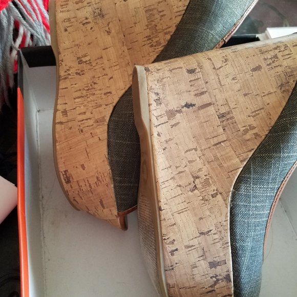 Guess Wedge Platform Heals in Size 9 1/2 M - Picture 7 of 13